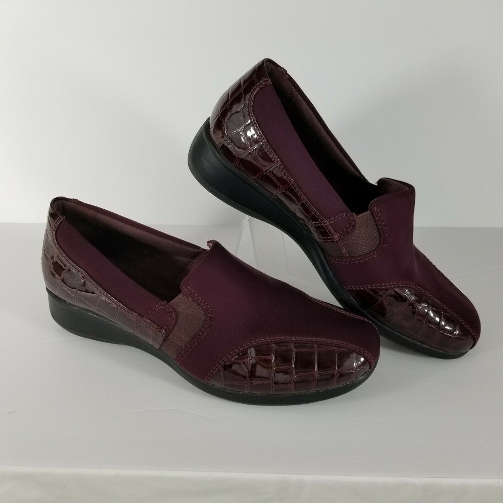 CLARKS Crocodile and Stretchy Fabric Loafers 7 1/2